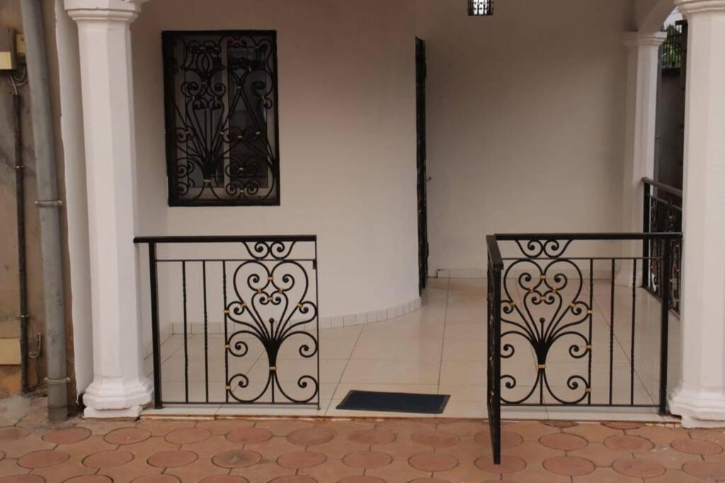 Résidence Jeanne à Yaoundé Messamengo . Duplex Esterno foto