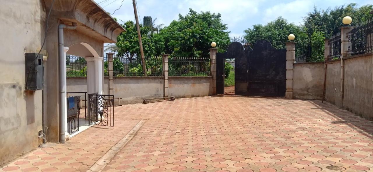 Résidence Jeanne à Yaoundé Messamengo . Duplex Esterno foto